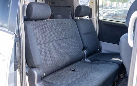 Toyota Voxy II, 2004 год, 999 000 рублей, 16 фотография
