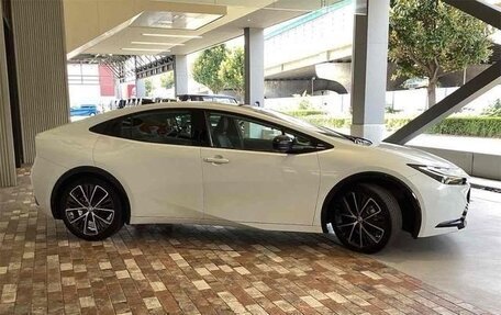 Toyota Prius IV XW50, 2023 год, 3 100 000 рублей, 3 фотография