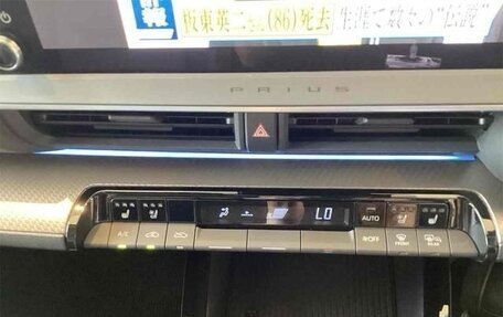 Toyota Prius IV XW50, 2023 год, 3 100 000 рублей, 13 фотография