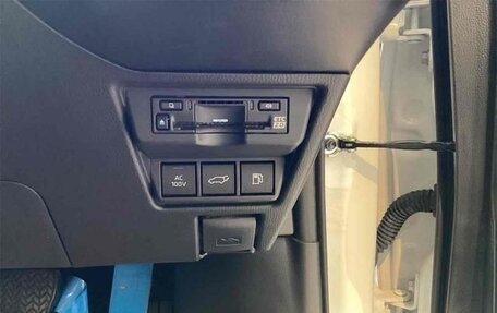 Toyota Prius IV XW50, 2023 год, 3 100 000 рублей, 10 фотография