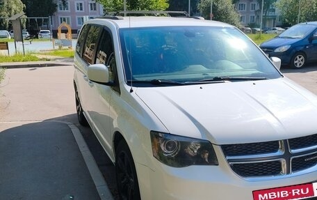 Dodge Caravan V, 2019 год, 1 700 000 рублей, 2 фотография