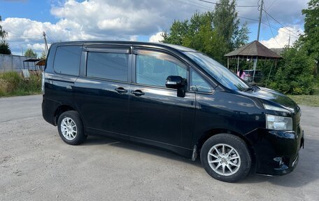 Toyota Voxy II, 2010 год, 1 290 000 рублей, 13 фотография