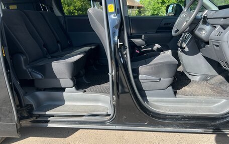 Toyota Voxy II, 2010 год, 1 290 000 рублей, 18 фотография