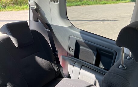 Toyota Voxy II, 2010 год, 1 290 000 рублей, 24 фотография