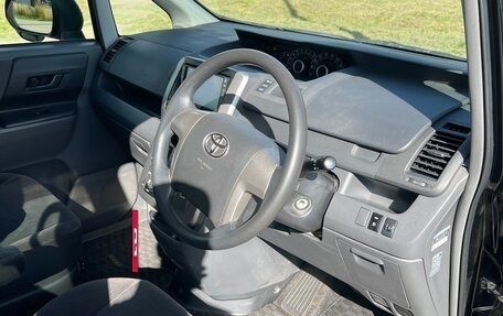Toyota Voxy II, 2010 год, 1 290 000 рублей, 16 фотография