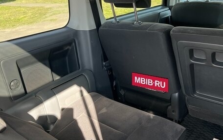 Toyota Voxy II, 2010 год, 1 290 000 рублей, 23 фотография