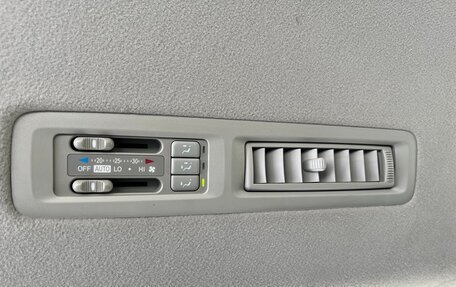 Toyota Voxy II, 2010 год, 1 290 000 рублей, 30 фотография