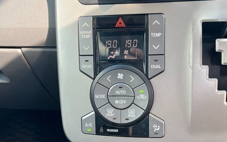 Toyota Voxy II, 2010 год, 1 290 000 рублей, 31 фотография