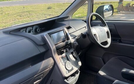 Toyota Voxy II, 2010 год, 1 290 000 рублей, 28 фотография