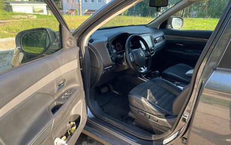 Mitsubishi Outlander III рестайлинг 3, 2021 год, 3 085 000 рублей, 4 фотография