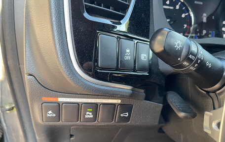Mitsubishi Outlander III рестайлинг 3, 2021 год, 3 085 000 рублей, 15 фотография