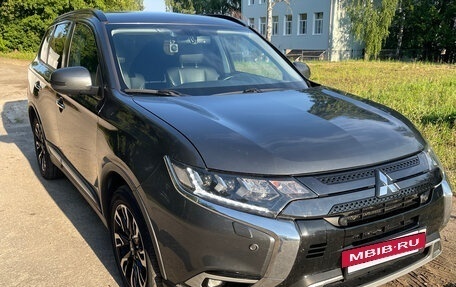 Mitsubishi Outlander III рестайлинг 3, 2021 год, 3 085 000 рублей, 14 фотография