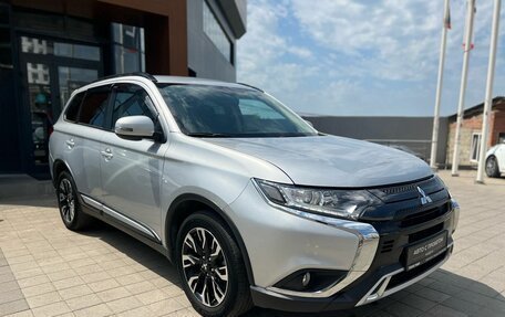 Mitsubishi Outlander III рестайлинг 3, 2022 год, 2 550 000 рублей, 3 фотография
