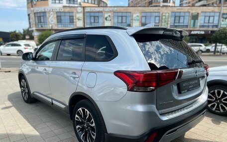 Mitsubishi Outlander III рестайлинг 3, 2022 год, 2 550 000 рублей, 7 фотография