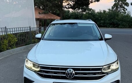Volkswagen Tiguan II, 2021 год, 3 650 000 рублей, 2 фотография