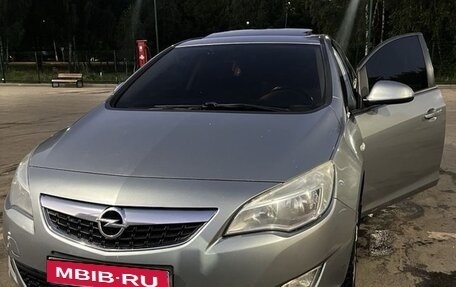 Opel Astra J, 2011 год, 640 000 рублей, 1 фотография