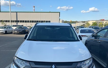 Mitsubishi Outlander III рестайлинг 3, 2021 год, 3 500 000 рублей, 6 фотография