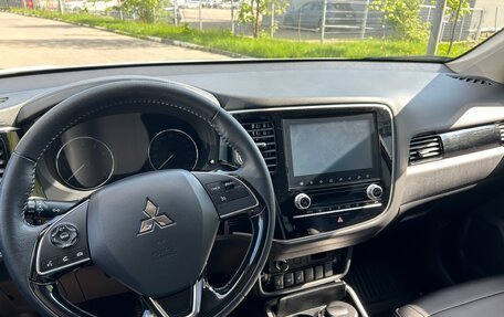 Mitsubishi Outlander III рестайлинг 3, 2021 год, 3 500 000 рублей, 8 фотография