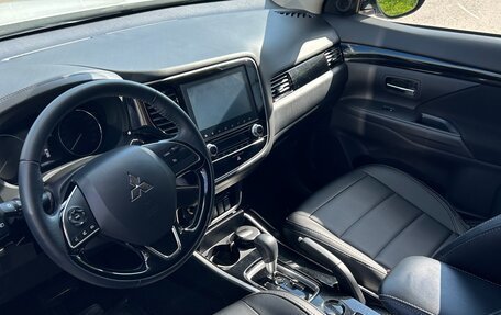 Mitsubishi Outlander III рестайлинг 3, 2021 год, 3 500 000 рублей, 7 фотография