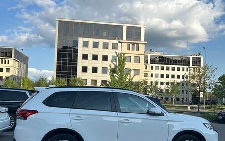 Mitsubishi Outlander III рестайлинг 3, 2021 год, 3 500 000 рублей, 3 фотография