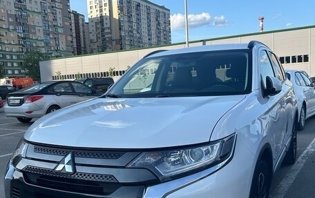 Mitsubishi Outlander III рестайлинг 3, 2021 год, 3 500 000 рублей, 2 фотография