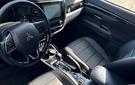 Mitsubishi Outlander III рестайлинг 3, 2021 год, 3 500 000 рублей, 11 фотография