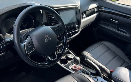 Mitsubishi Outlander III рестайлинг 3, 2021 год, 3 500 000 рублей, 10 фотография