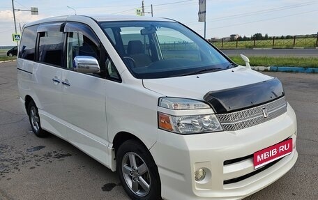 Toyota Voxy II, 2006 год, 880 000 рублей, 1 фотография