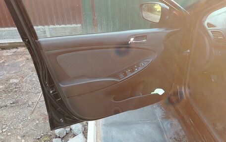Hyundai Solaris II рестайлинг, 2011 год, 700 000 рублей, 10 фотография
