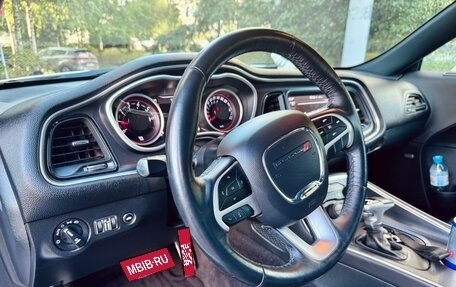 Dodge Challenger III рестайлинг 2, 2018 год, 3 850 000 рублей, 6 фотография