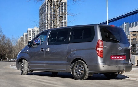 Hyundai H-1 II рестайлинг, 2010 год, 1 390 000 рублей, 2 фотография