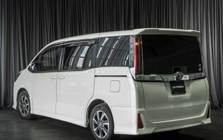 Toyota Noah III, 2017 год, 2 355 000 рублей, 2 фотография