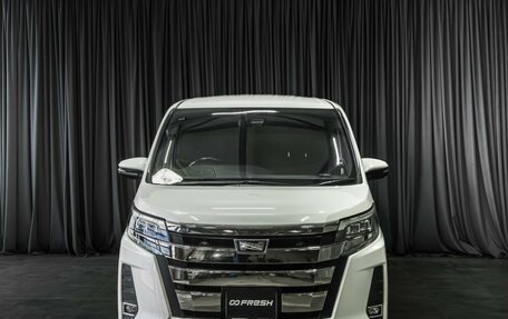 Toyota Noah III, 2017 год, 2 355 000 рублей, 3 фотография