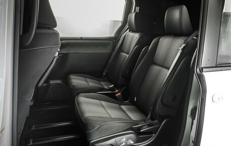 Toyota Noah III, 2017 год, 2 355 000 рублей, 7 фотография
