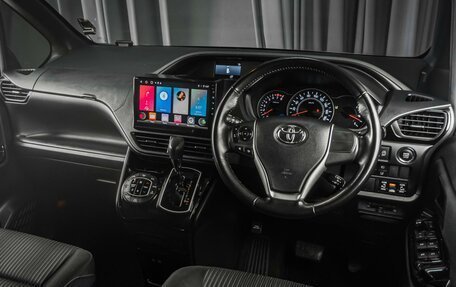 Toyota Noah III, 2017 год, 2 355 000 рублей, 6 фотография