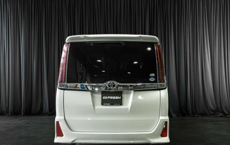Toyota Noah III, 2017 год, 2 355 000 рублей, 4 фотография