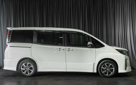 Toyota Noah III, 2017 год, 2 355 000 рублей, 5 фотография