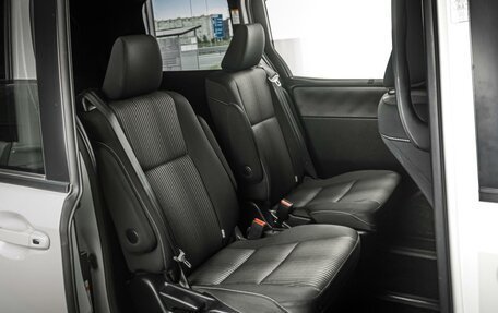 Toyota Noah III, 2017 год, 2 355 000 рублей, 9 фотография