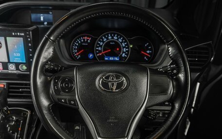 Toyota Noah III, 2017 год, 2 355 000 рублей, 13 фотография
