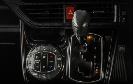 Toyota Noah III, 2017 год, 2 355 000 рублей, 17 фотография
