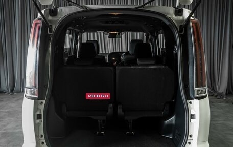 Toyota Noah III, 2017 год, 2 355 000 рублей, 21 фотография