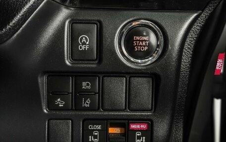Toyota Noah III, 2017 год, 2 355 000 рублей, 18 фотография