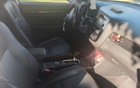 Mitsubishi Outlander III рестайлинг 3, 2016 год, 2 300 000 рублей, 6 фотография