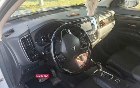 Mitsubishi Outlander III рестайлинг 3, 2016 год, 2 300 000 рублей, 4 фотография