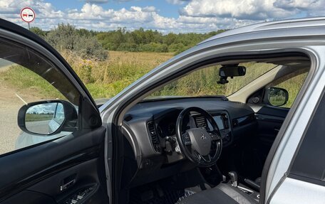 Mitsubishi Outlander III рестайлинг 3, 2015 год, 1 850 000 рублей, 14 фотография