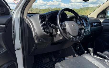 Mitsubishi Outlander III рестайлинг 3, 2015 год, 1 850 000 рублей, 13 фотография