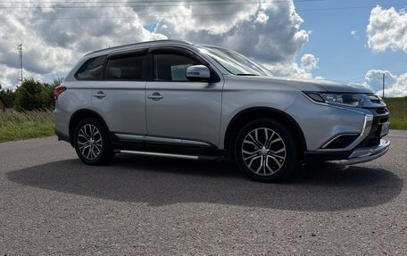 Mitsubishi Outlander III рестайлинг 3, 2015 год, 1 850 000 рублей, 28 фотография