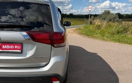 Mitsubishi Outlander III рестайлинг 3, 2015 год, 1 850 000 рублей, 29 фотография