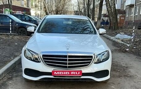 Mercedes-Benz E-Класс, 2019 год, 2 900 000 рублей, 4 фотография