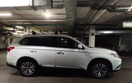 Mitsubishi Outlander III рестайлинг 3, 2018 год, 3 000 000 рублей, 3 фотография